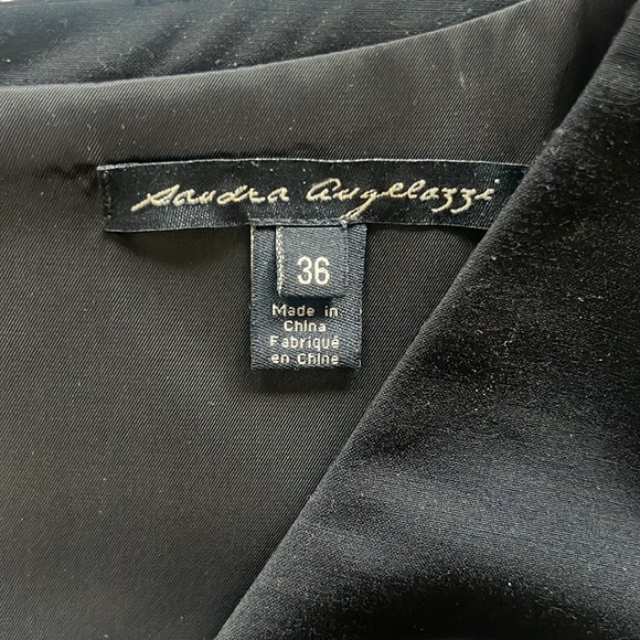 Perfect little black dress. Beautiful seam details at the bust, fitted bottom - Picture 2 of 5